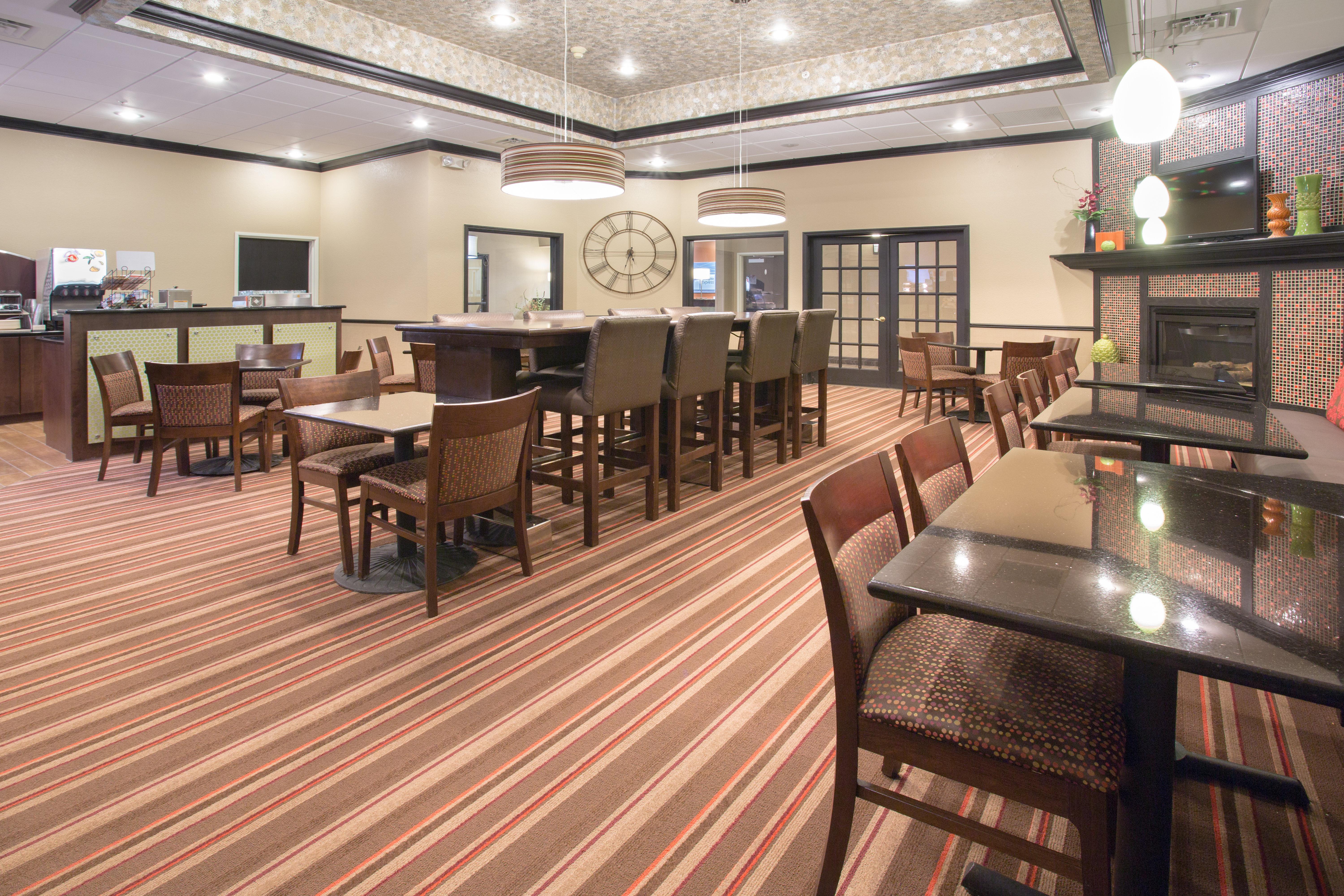 Holiday Inn Express Hotel & Suites Lexington By Ihg Exterior photo
